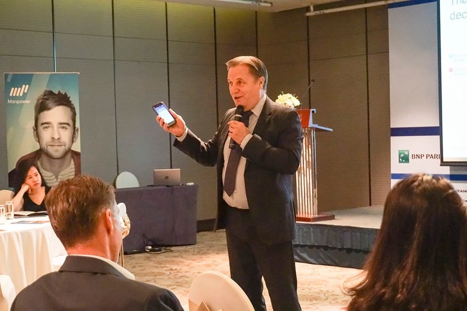 Ông Simon Matthews cho rằng, việc đào tạo kỹ năng cho NLĐ ngày càng trở nên cấp thiết