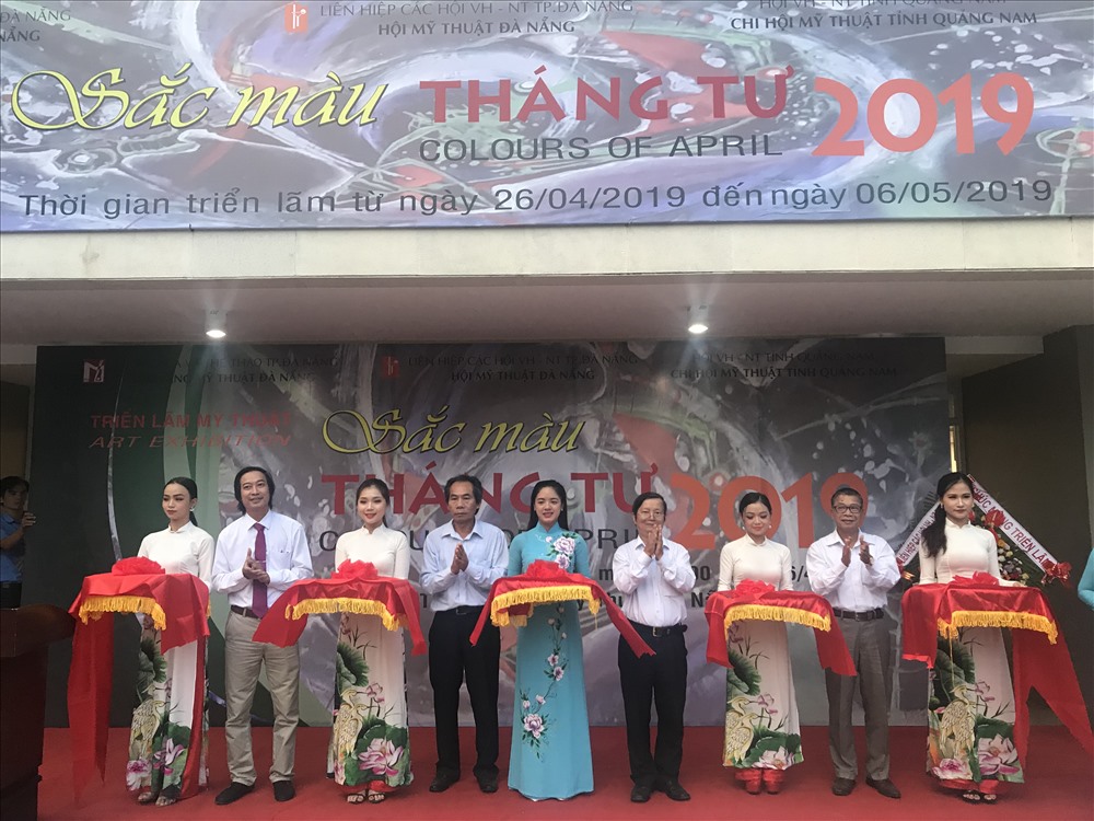 Các lãnh đạo cắt băng khai mạc.