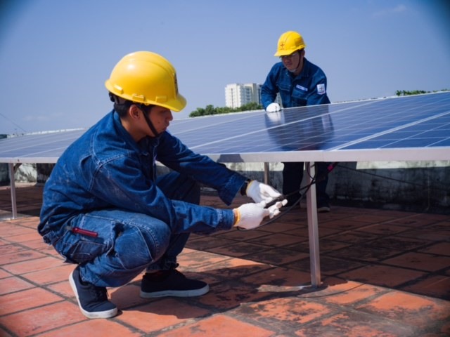 Lắp đặt điện mặt trời áp mái cho một gia đình ở TPHCM.