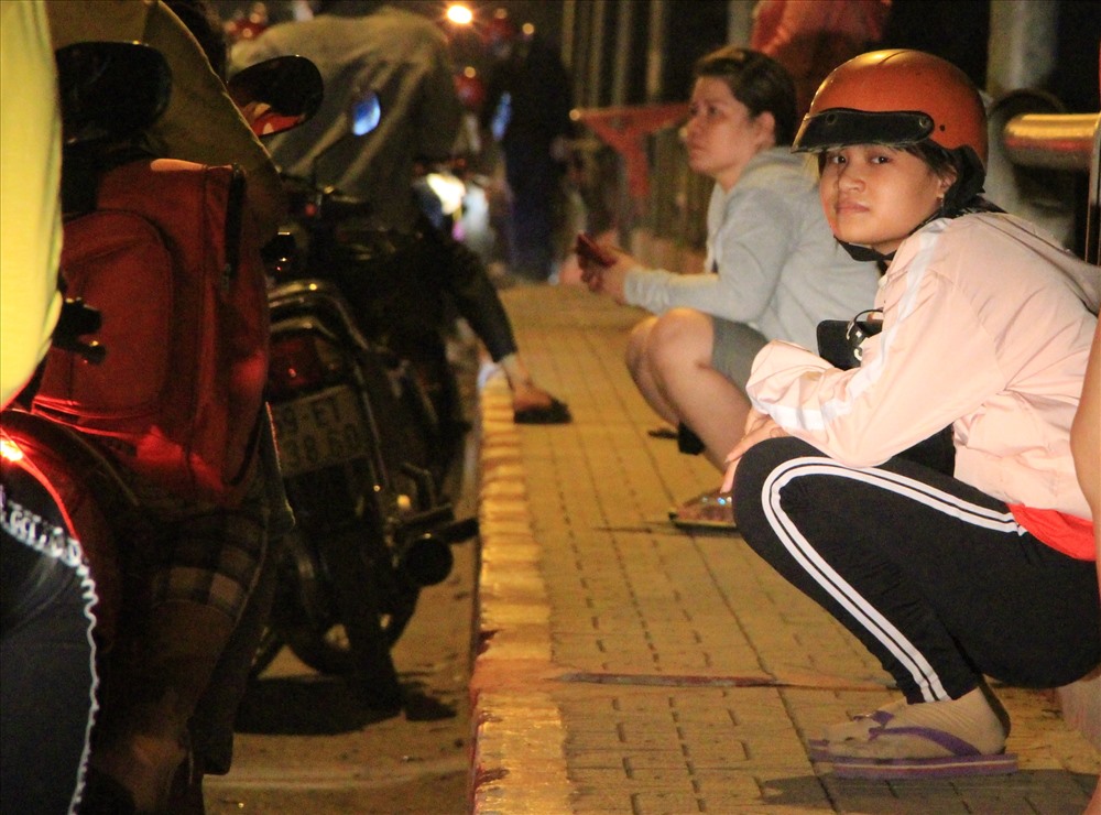 Nhiều người tìm chỗ nghỉ vì không thể di chuyển.