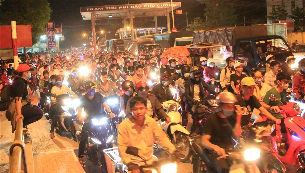 Đầu cầu Phú Cường phía bên Bình Dương kẹt cứng.