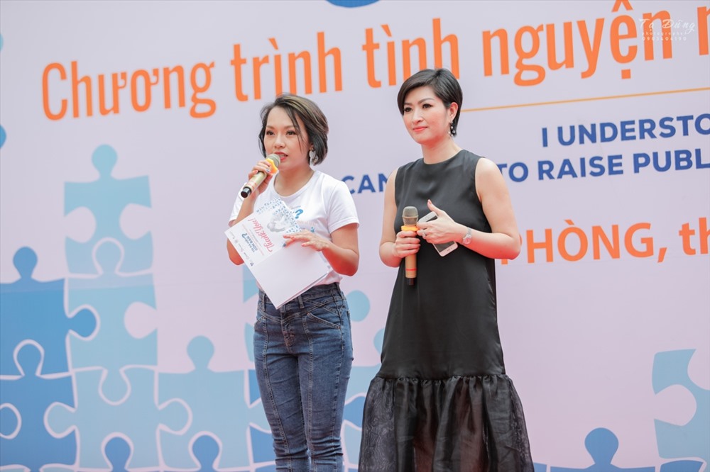 Nguyễn Hồng Nhung thu xếp thời gian đến ủng hộ bạn thân - nữ ca sĩ Thái Thuỳ Linh. Ảnh: NVCC.