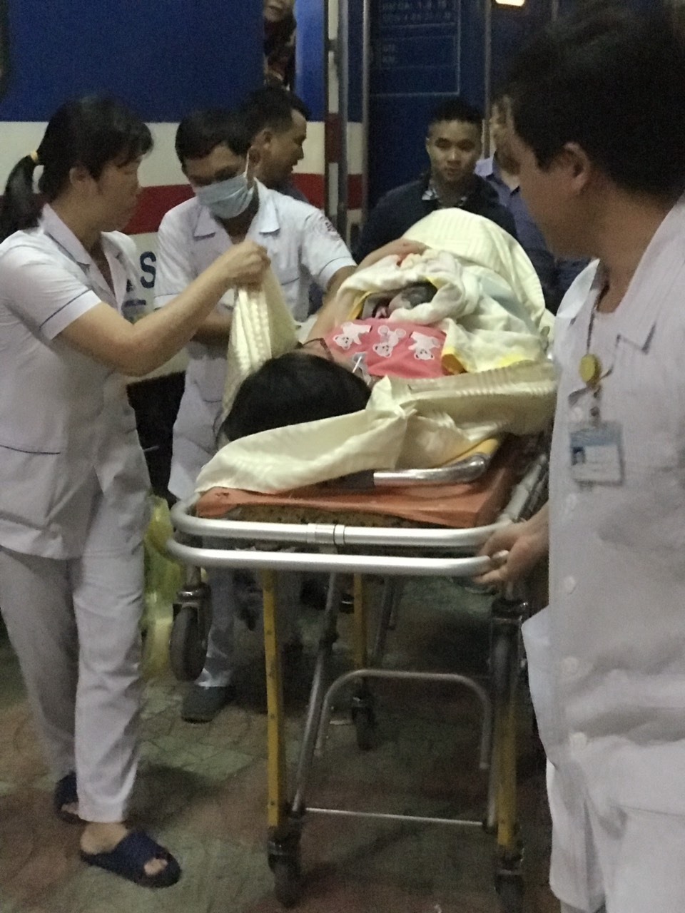 Mẹ con sản phụ đã được đưa lên cáng để ra xe cấp cứu đến bệnh viện