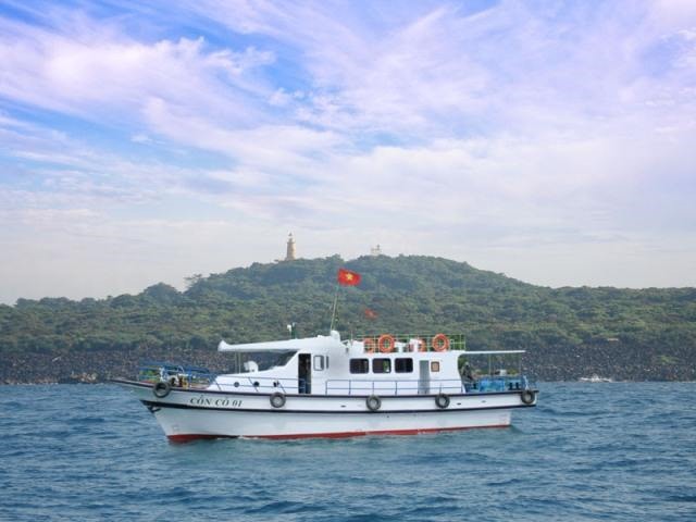 Từ tháng 4.2019, tàu cao tốc đã chính thức phục vụ đưa khách du lịch ra đảo Cồn Cỏ. Ảnh: P.H.P