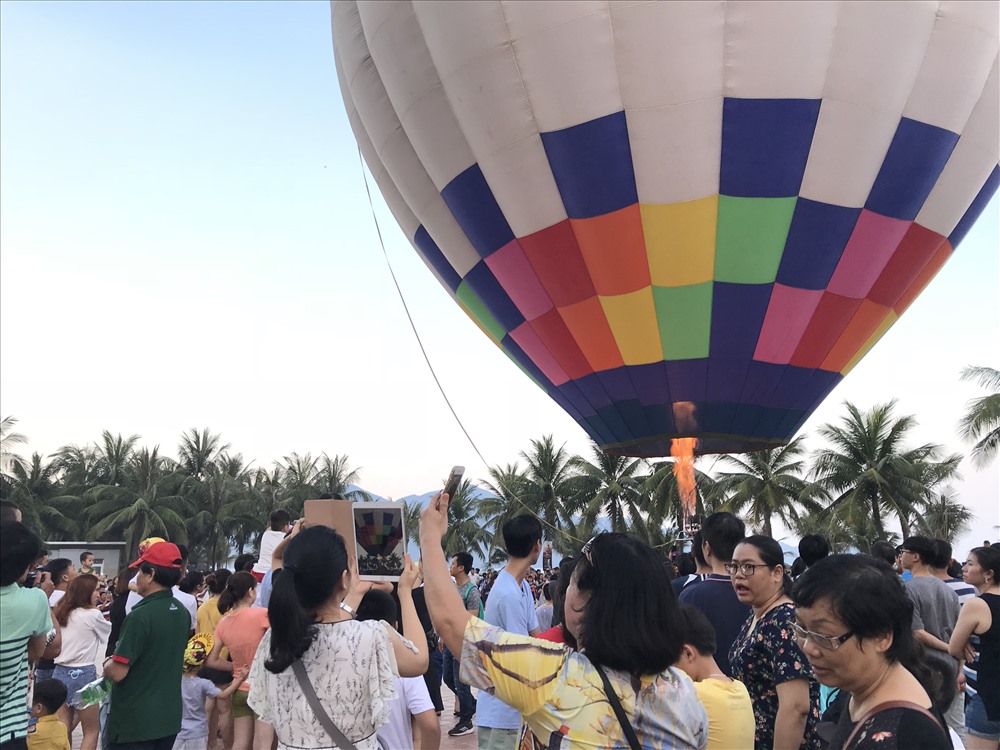 Người dân và du khách hào hứng lưu lại những khoảnh khắc tuyệt đẹp này.