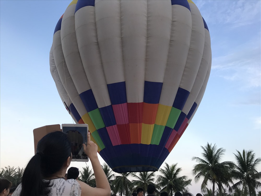 Người dân và du khách hào hứng lưu lại những khoảnh khắc tuyệt đẹp này.