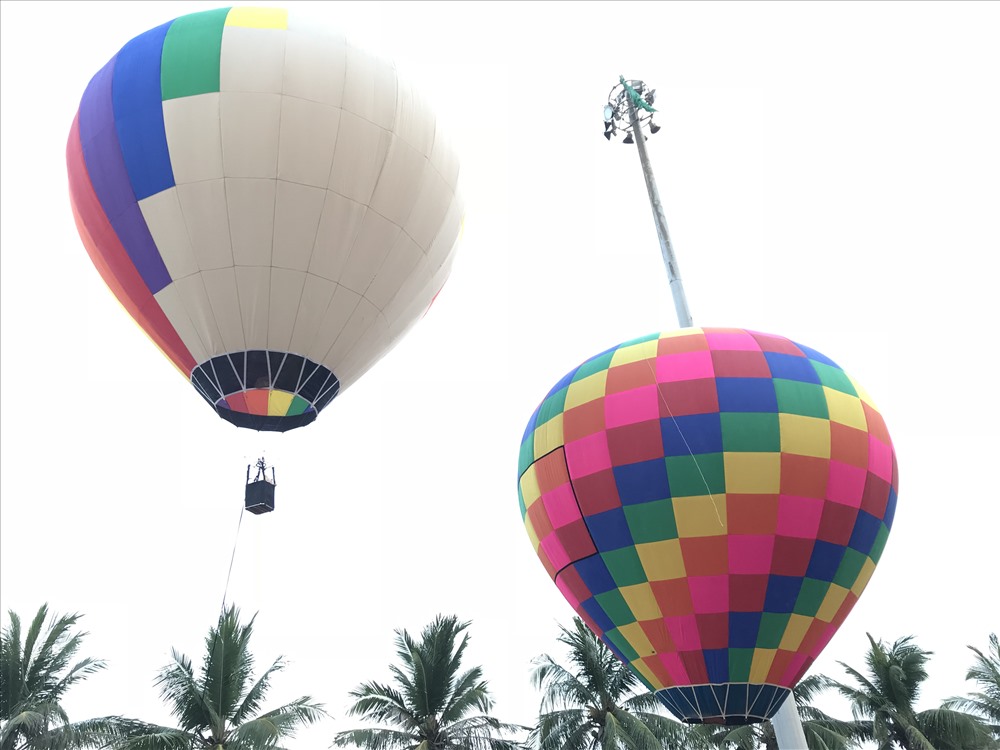 2 khinh khí cầu mini biểu diễn.