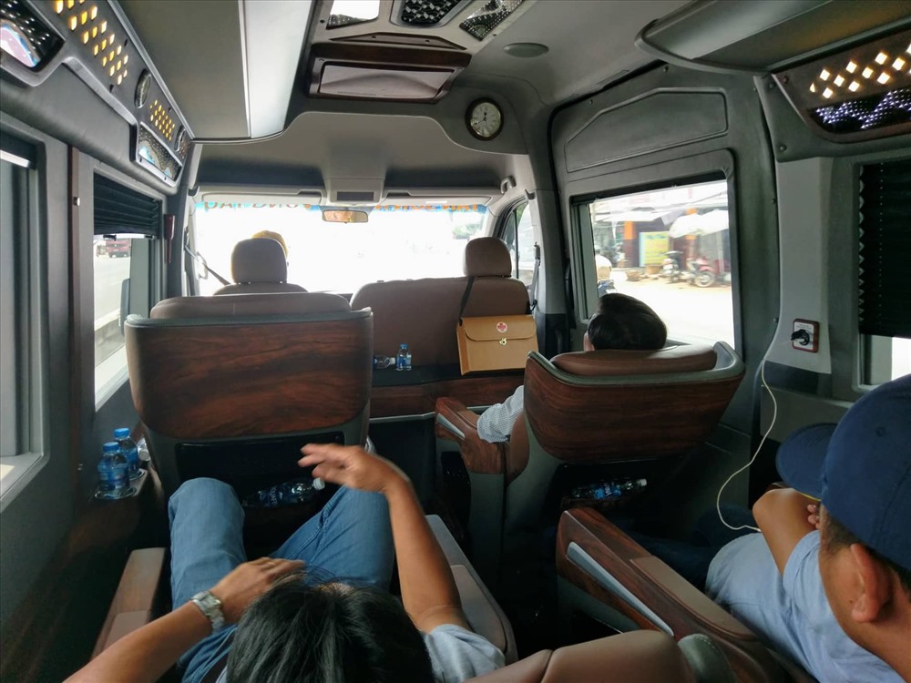 rên xe có những tiện ích đầy đủ, màn hình tivi cỡ lớn, khách hàng chỉ mất 30 giây để đặt xe và được phục vụ tại điểm đi