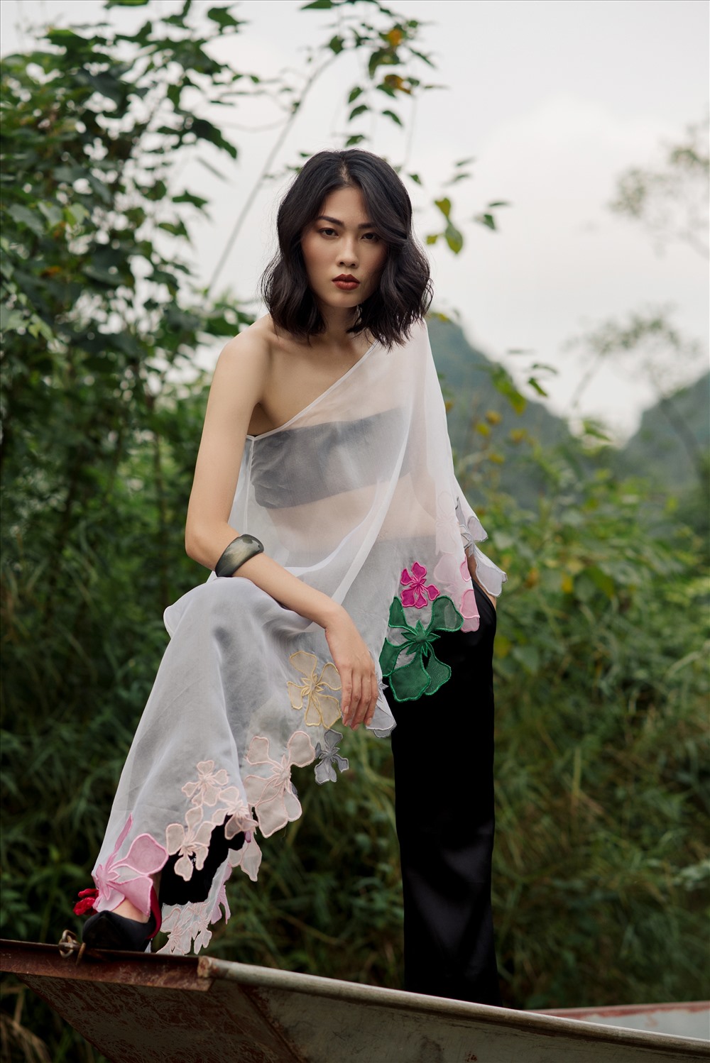 Mai Giang giới thiệu bộ sưu tập mang tên “Phượng” của nhà thiết kế Hà Linh Thư.