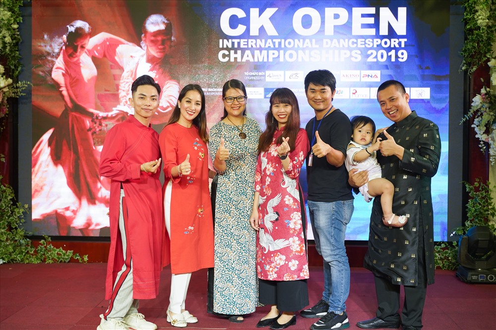 Chí Anh bế con đến giao lưu với khách mời tại sự kiện tổ chức ở Hà Nội gần đây.