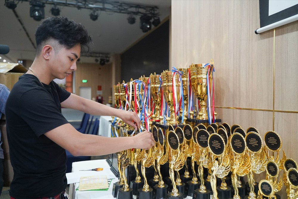 Chồng Khánh Thi - kiện tướng Dance Sport Phan Hiển luôn hết lòng ủng hộ vợ. Anh cũng vừa mới lên chức ông bố lần 2, của một bé gái xinh xắn, đáng yêu.
