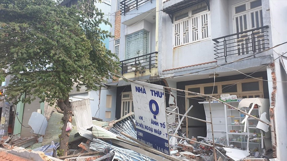 3 căn nhà cùng nhiều tài sản, vật dụng bị hư hỏng nặng sau cú đâm của xe container lúc rạng sáng. Ảnh: T.S