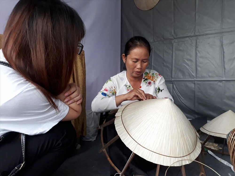 Các sản phẩm truyền thống như nón lá, hàng thủ công mỹ nghệ cũng sẽ được trưng bày tại câu Rồng