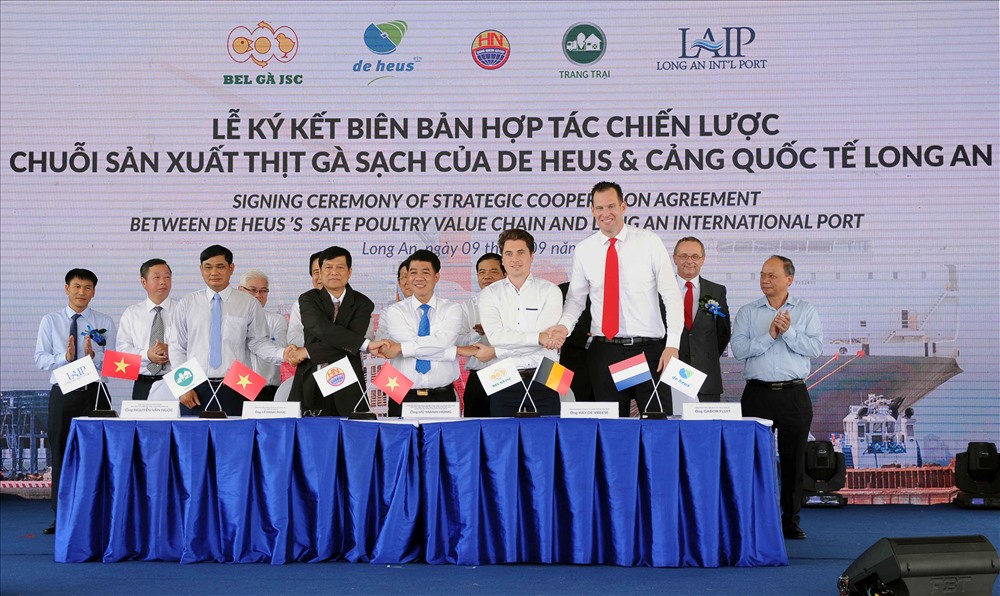 Ngày 9.9.2017, ông Gabor Fluit - Tổng GĐ De Heus VN (bìa phải) ký biên bản xuất khẩu thịt sạch qua cảng quốc tế Long An. Ảnh: V.M.H