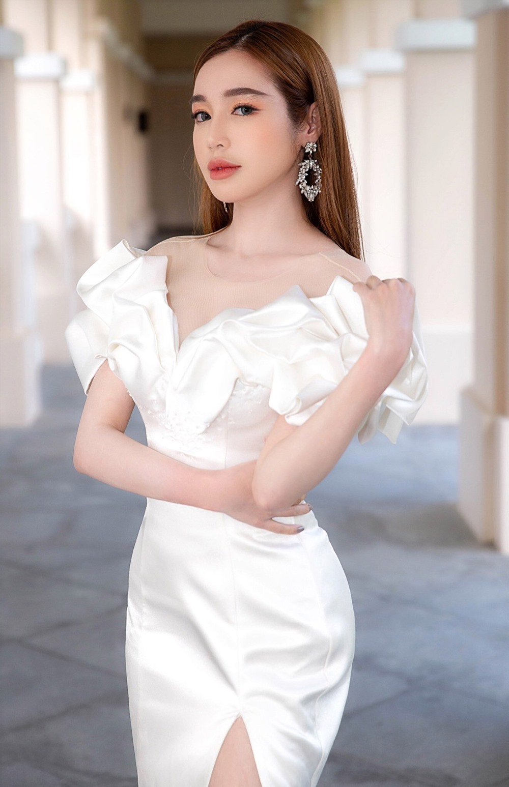 Là bà mẹ 2 con ở tuổi đời còn khá trẻ, tuy nhiên, Elly Trần vẫn giữ được vẻ đẹp rạng rỡ và gợi cảm. Ảnh: Hữu Dương.