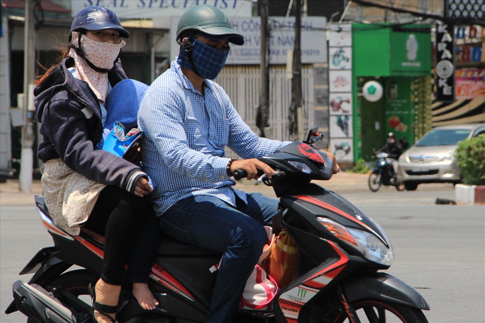 Nắng nóng khiến ai cũng phải bịt kín.