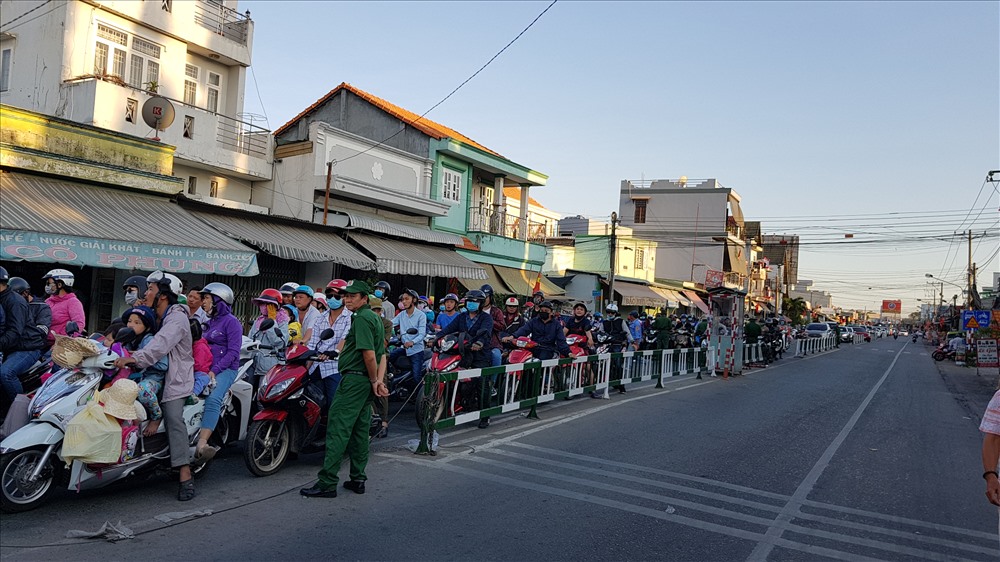 Sự tương phản giữa 2 chiều đi và về ở bến phà Cát Lái thuộc huyện Nhơn Trạch chiều nay. Ảnh: Trường Sơn