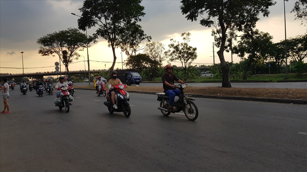 Dòng phương tiện từ QL1 đổ vào đường nguyễn Văn Linh để vào trung tâm thành phố chiều nay. Ảnh: Trường Sơn
