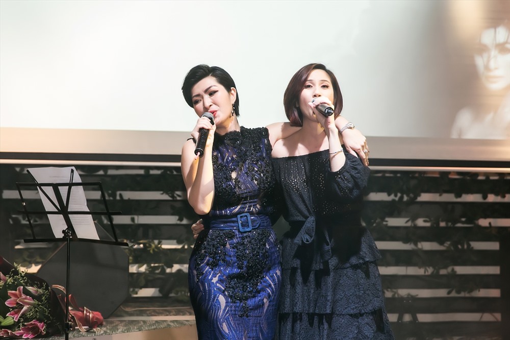 Nữ ca sĩ hát song ca cùng fan hâm mộ.