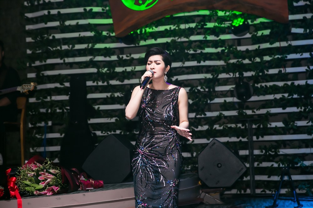 Cô gửi tặng khán giả nhiều ca khúc trong album mới phát hành của mình.