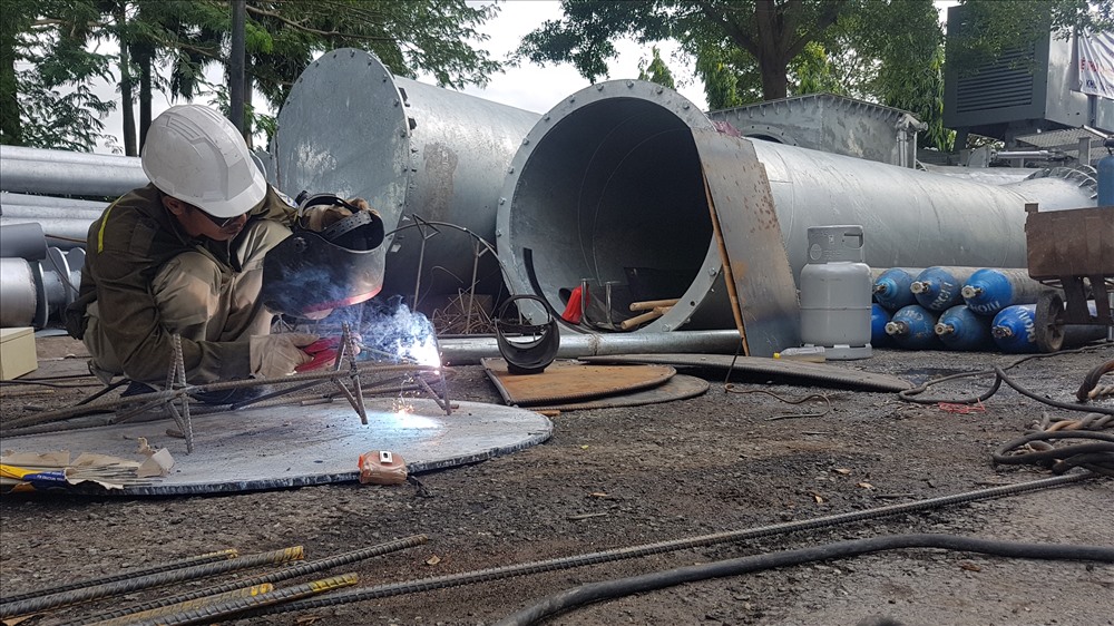 Công nhân của Cty Quang Trung thi công những công đoạn đầu tiên để lắp đặt hệ thống bơm thông minh chống ngập cho đường nguyễn Hữu Cảnh vào tháng 7/2017. Ảnh: Tư liệu/ Trường Sơn
