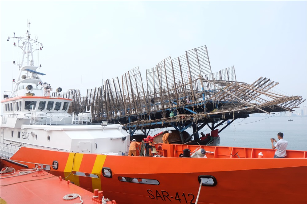 Tàu SAR 412 lai dắt tàu cá về bờ.