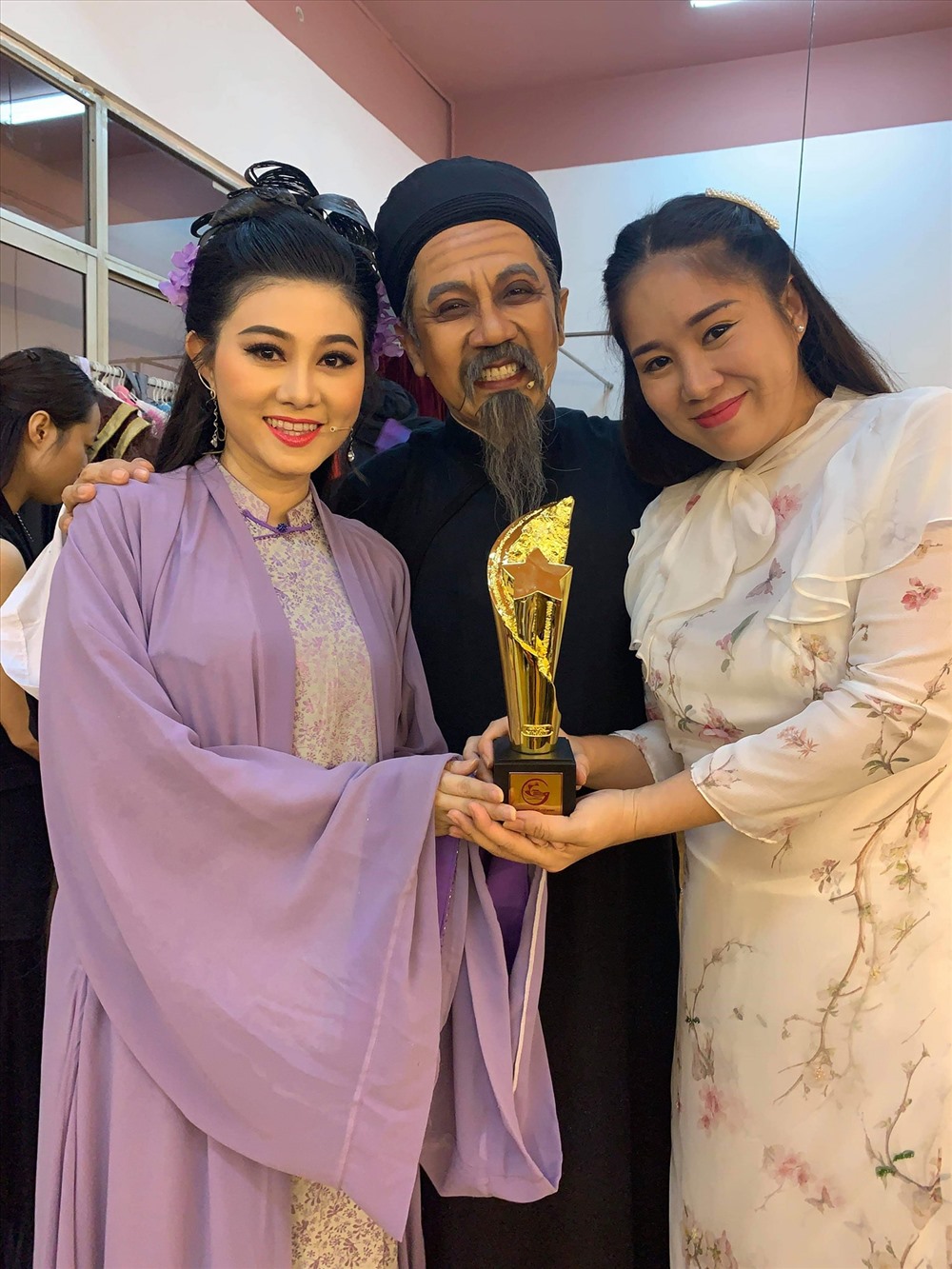 Lê Phương đến chúc mừng Quế Trân và NS ƯT Thành Lộc trong lần tái công diễn vở “Tiên Nga“. Ảnh: NVCC.