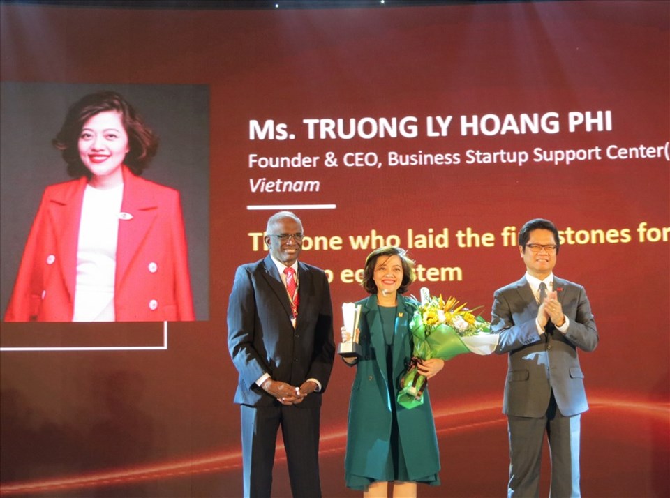 Bà Trương Lý Hoàng Phi nhận giải thưởng ở hạng mục Người dẫn đầu và thay đổi - Ảnh: L.T Bà Trương Lý Hoàng Phi nhận giải thưởng ở hạng mục Người dẫn đầu và thay đổi - Ảnh: L.T