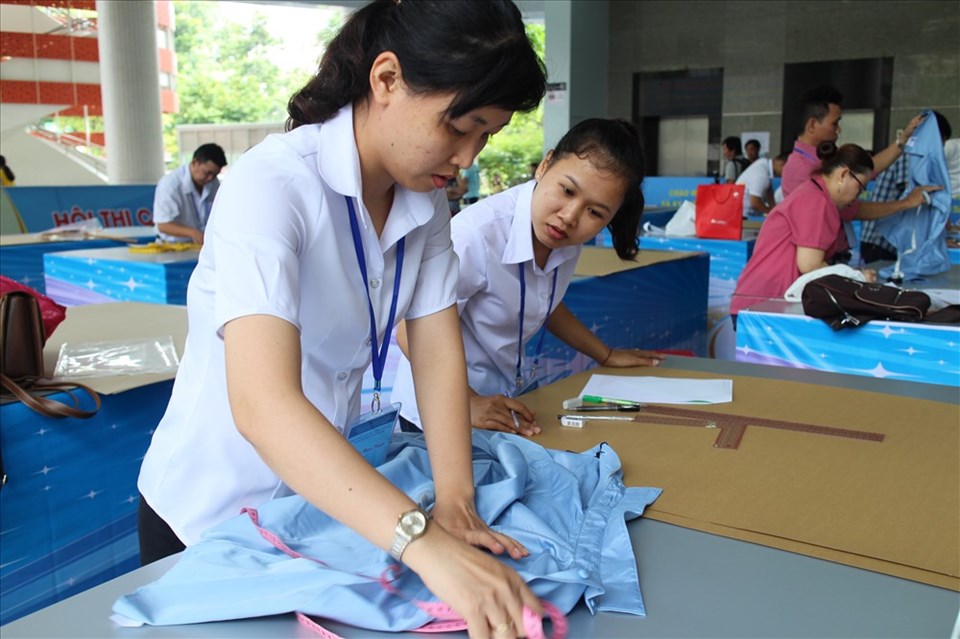 Công nhân thi tay nghề thiết kế rập từ một sản phẩm hoàn chỉnh Công nhân thi tay nghề thiết kế rập từ một sản phẩm hoàn chỉnh
