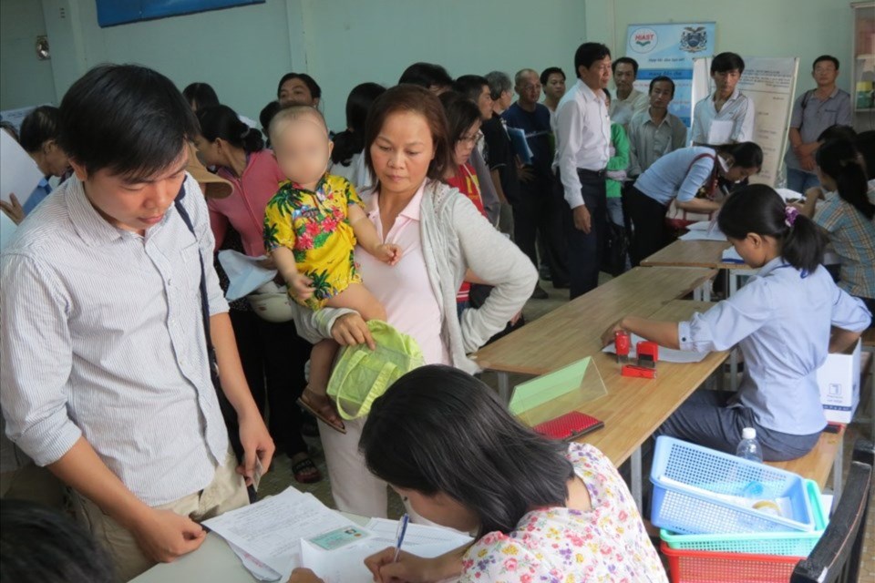 Người lao động đăng ký nhận trợ cấp thất nghiệp tại Trung tâm giới thiệu việc làm TP - Ảnh: L.T Người lao động đăng ký nhận trợ cấp thất nghiệp tại Trung tâm giới thiệu việc làm TP - Ảnh: L.T