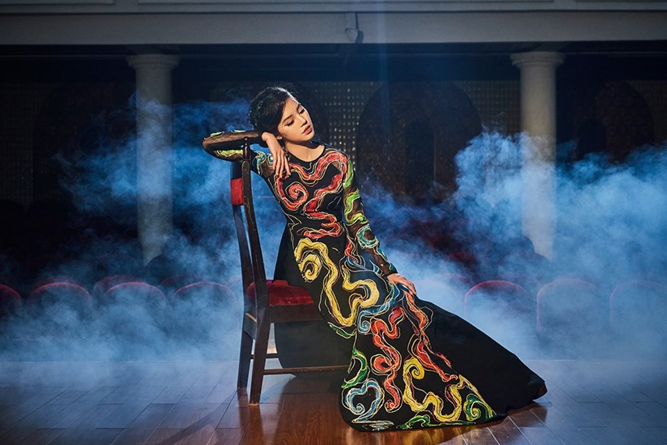 Hoa hậu Jolie Nguyễn lạ lẫm với áo dài cổ điển Hoa hậu Jolie Nguyễn lạ lẫm với áo dài cổ điển