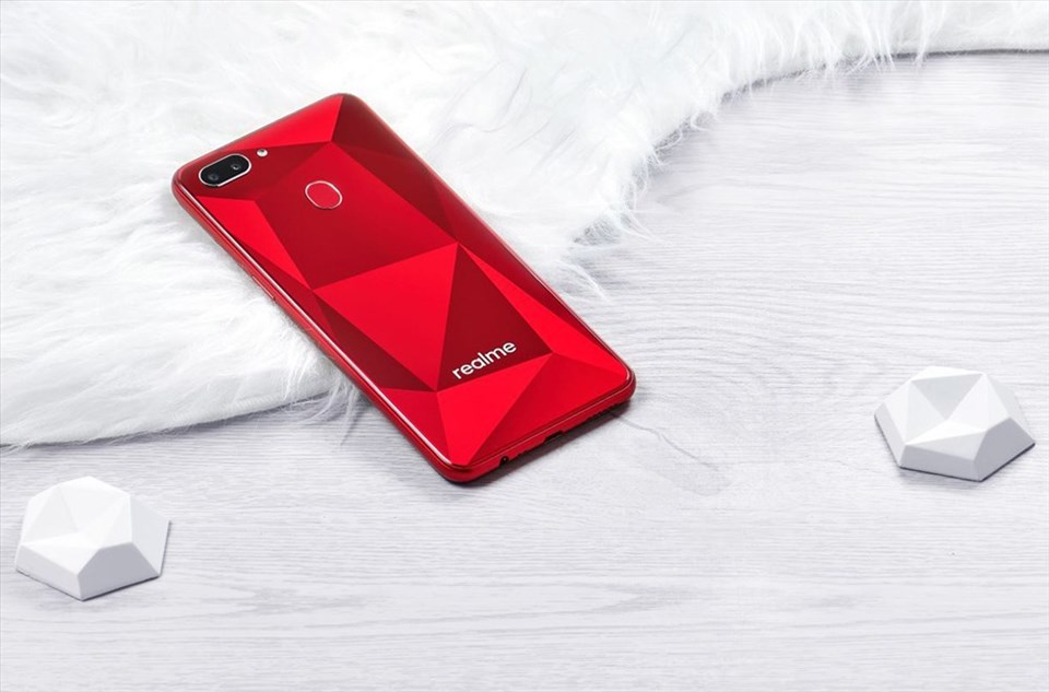 Rò rỉ hình ảnh mặt lưng họa tiết hình khối vát kim cương của Realme 2. Rò rỉ hình ảnh mặt lưng họa tiết hình khối vát kim cương của Realme 2.