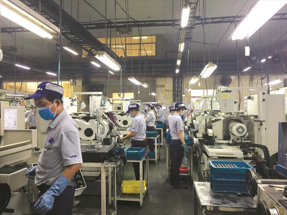 Công nhân tại nhà máy Cty TNHH Juki Việt Nam được đào tạo để không bị đào thải khi DN thay đổi công nghệ - Ảnh: L.T Công nhân tại nhà máy Cty TNHH Juki Việt Nam được đào tạo để không bị đào thải khi DN thay đổi công nghệ - Ảnh: L.T