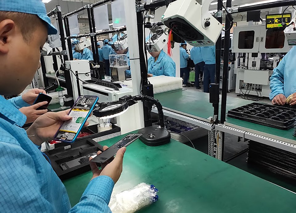 Dây chuyền sản xuất điện thoại OPPO hiện đại và tiên tiến (ảnh:PK). Dây chuyền sản xuất điện thoại OPPO hiện đại và tiên tiến (ảnh:PK).