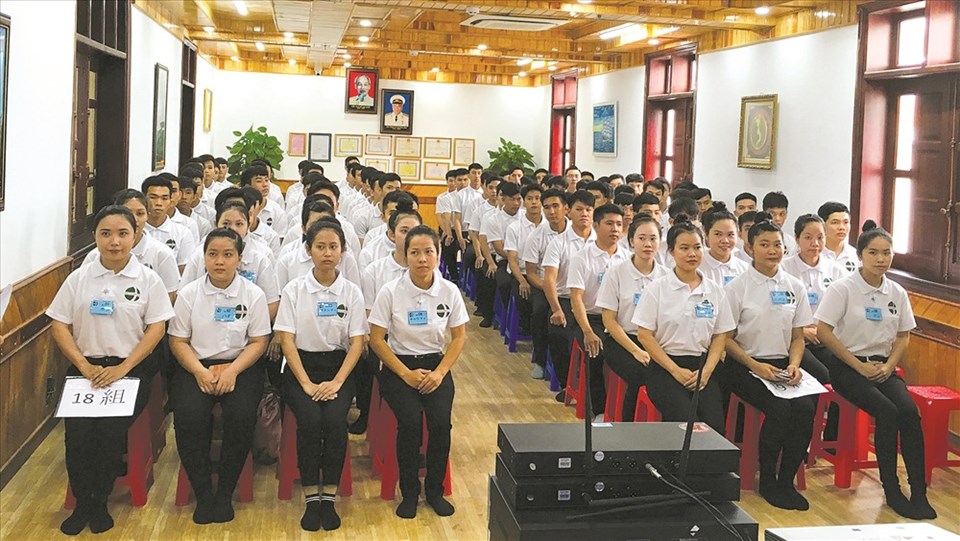 Tư thế ngồi, đứng, giao tiếp... của NLĐ Cty TNHH Dịch vụ Quốc tế Sài Gòn được trang bị kỹ - Ảnh: L.T Tư thế ngồi, đứng, giao tiếp... của NLĐ Cty TNHH Dịch vụ Quốc tế Sài Gòn được trang bị kỹ - Ảnh: L.T