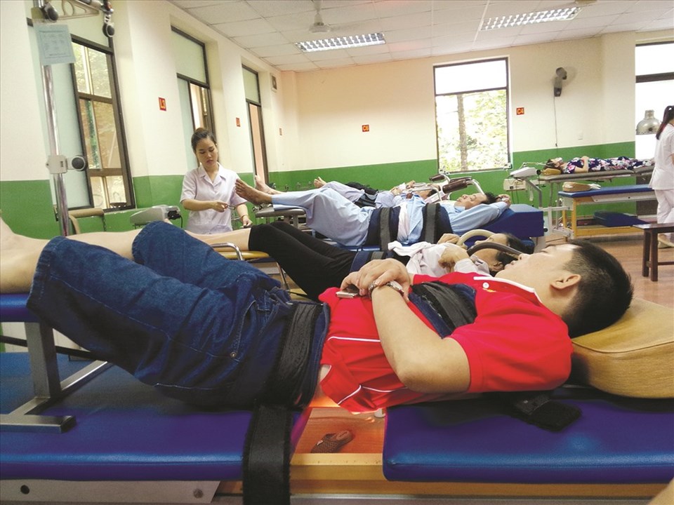 Có thẻ BHYT, NLĐ khám bệnh ở đâu cũng được thanh toán chi phí. Ảnh: Nam Dương Có thẻ BHYT, NLĐ khám bệnh ở đâu cũng được thanh toán chi phí. Ảnh: Nam Dương