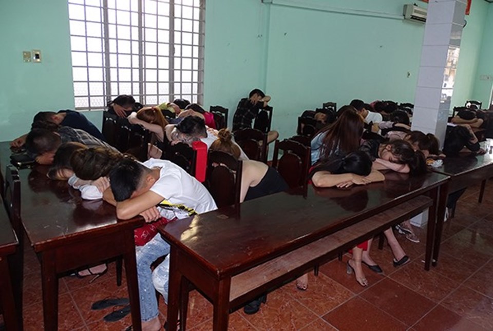 Các đối tượng được đưa về cơ quan công an. Ảnh: CAĐN Các đối tượng được đưa về cơ quan công an. Ảnh: CAĐN