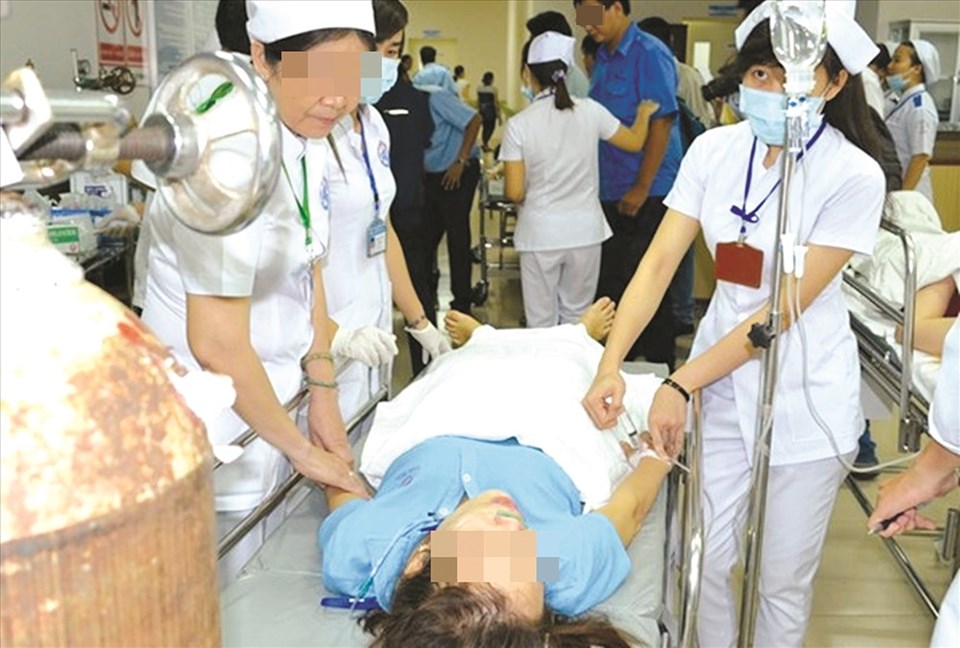 Công nhân nghi bị ngộ độc khí. Ảnh: Hà Anh Chiến Công nhân nghi bị ngộ độc khí. Ảnh: Hà Anh Chiến