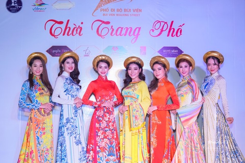 Các người mẫu trong BST Đêm Hoàng cung Các người mẫu trong BST Đêm Hoàng cung