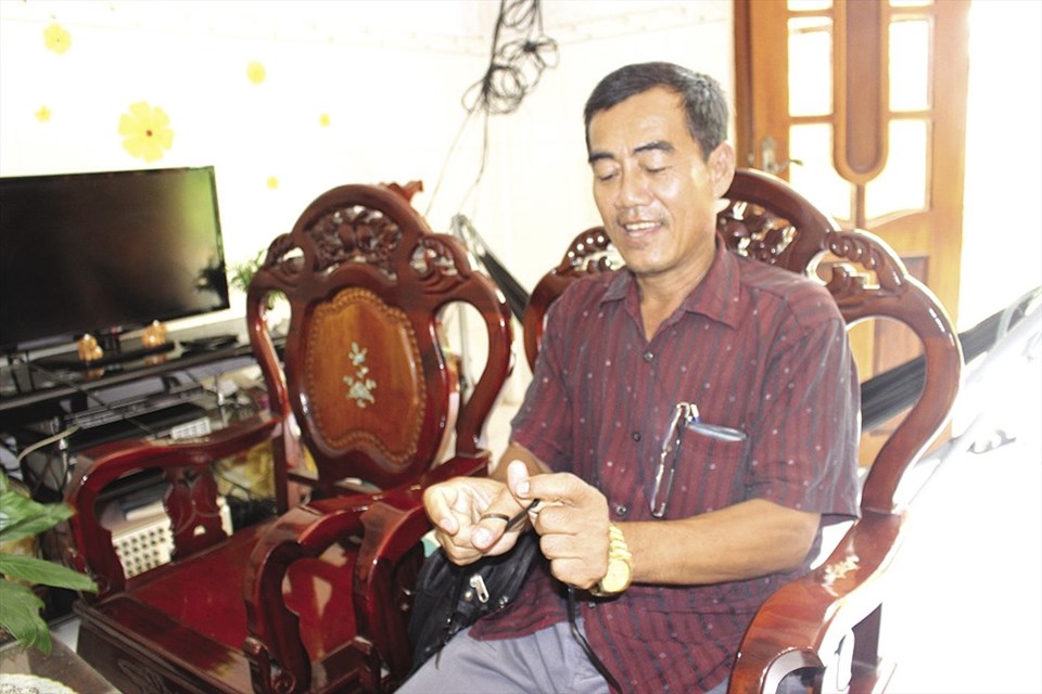 Anh Tùng với sợi dây "chống tội phạm" luôn mang theo người. Anh Tùng với sợi dây "chống tội phạm" luôn mang theo người.