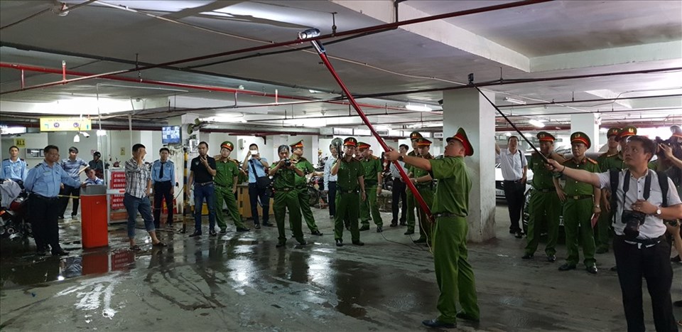 Đoàn kiểm tra liên ngành kiểm tra đột xuất chung cư vào sáng 7.5. Ảnh: T.S Đoàn kiểm tra liên ngành kiểm tra đột xuất chung cư vào sáng 7.5. Ảnh: T.S