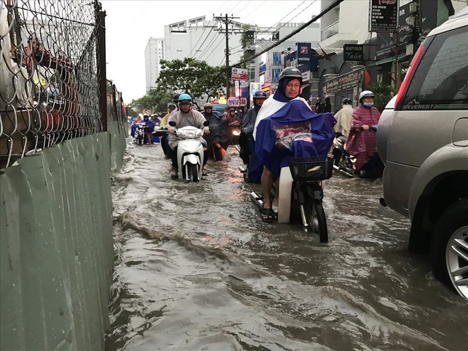 Liên tiếp trong hai ngày qua, nhiều tuyến đường trên địa bàn TPHCM ngập vì mưa lớn. Liên tiếp trong hai ngày qua, nhiều tuyến đường trên địa bàn TPHCM ngập vì mưa lớn.