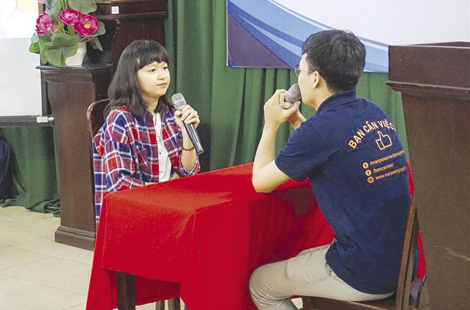Sinh viên trải nghiệm một cuộc phỏng vấn xin việc trong Ngày hội việc làm - Ảnh: L.T Sinh viên trải nghiệm một cuộc phỏng vấn xin việc trong Ngày hội việc làm - Ảnh: L.T