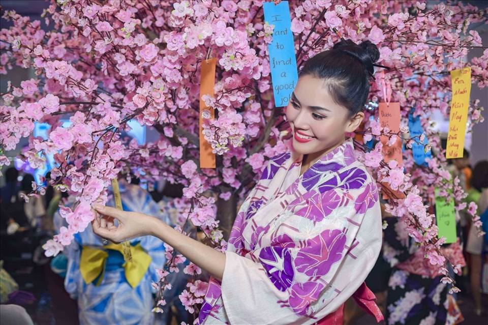 Á hậu Kim Nguyên hóa thân thành cô gái Nhật. Ảnh: Trương Phước Lộc Á hậu Kim Nguyên hóa thân thành cô gái Nhật. Ảnh: Trương Phước Lộc