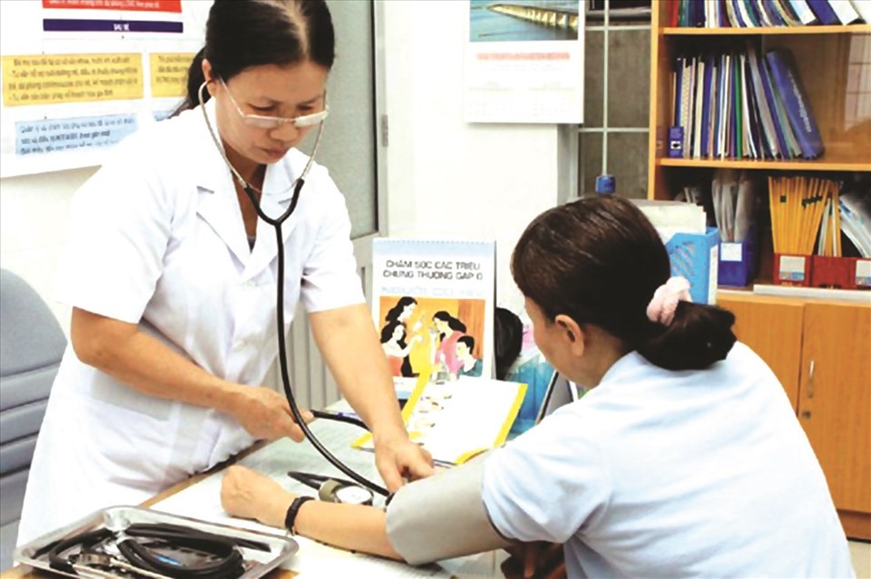Người nhiễm HIV/AIDS được nhân viên y tế thăm khám sức khỏe định kỳ. Ảnh: Hữu Thủy Người nhiễm HIV/AIDS được nhân viên y tế thăm khám sức khỏe định kỳ. Ảnh: Hữu Thủy