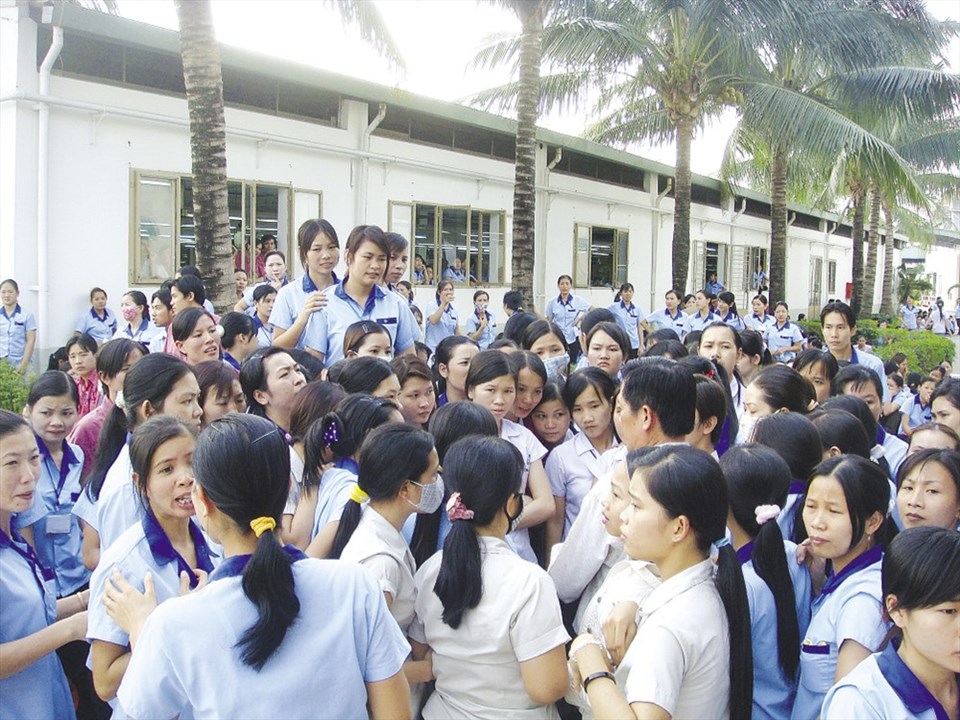 Một vụ ngừng việc tập thể với đông đảo lao động nữ tham gia vì cho rằng bị xâm hại quyền lợi. Ảnh: NAM DƯƠNG Một vụ ngừng việc tập thể với đông đảo lao động nữ tham gia vì cho rằng bị xâm hại quyền lợi. Ảnh: NAM DƯƠNG