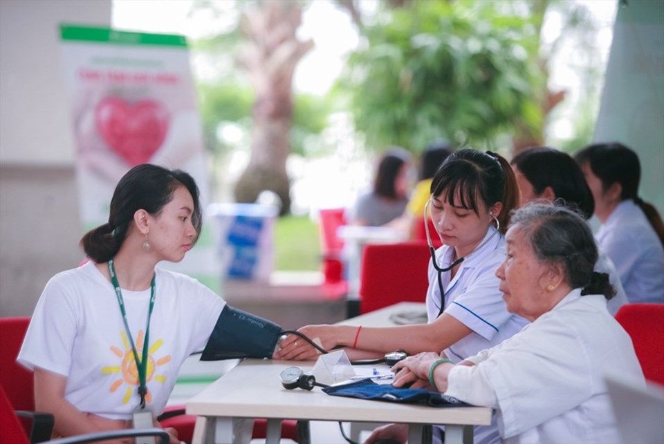 Gần 400 nhân viên và đại lý của Manulife Việt Nam vừa tham gia chương trình hiến máu tại văn phòng Hà Nội và TPHCM. Gần 400 nhân viên và đại lý của Manulife Việt Nam vừa tham gia chương trình hiến máu tại văn phòng Hà Nội và TPHCM.