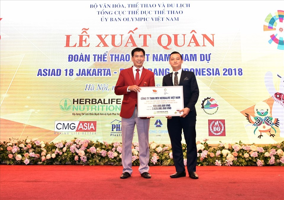 Ông Phạm Tường Huy (Tổng giám đốc Herbalife Việt Nam) trao tặng bản tượng trưng giá trị tài trợ cho Trưởng đoàn, đại diện Đoàn TTVN. Ông Phạm Tường Huy (Tổng giám đốc Herbalife Việt Nam) trao tặng bản tượng trưng giá trị tài trợ cho Trưởng đoàn, đại diện Đoàn TTVN.