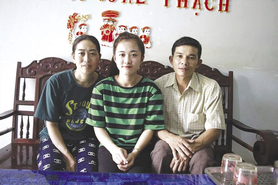 Nữ sinh bị cưa chân trúng tuyển vào trường Đại học Luật TPHCM hạnh phúc bên bố mẹ. Nữ sinh bị cưa chân trúng tuyển vào trường Đại học Luật TPHCM hạnh phúc bên bố mẹ.