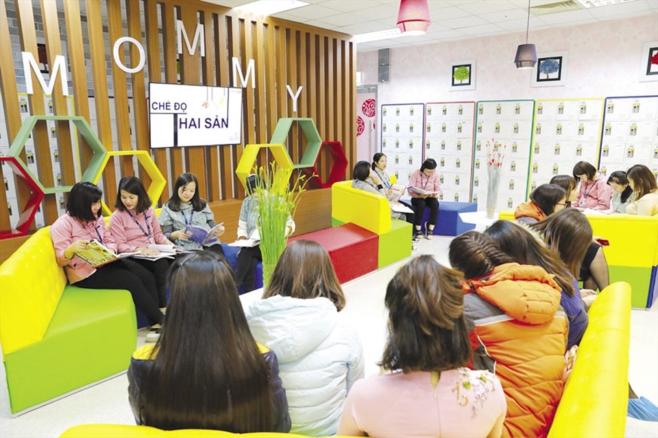 Lao động nữ thời kỳ nghỉ thai sản của Cty Samsung Việt Nam nghỉ ngơi tại Mommy room, khu tiện ích dành cho lao động nữ thai sản - Ảnh: SS Lao động nữ thời kỳ nghỉ thai sản của Cty Samsung Việt Nam nghỉ ngơi tại Mommy room, khu tiện ích dành cho lao động nữ thai sản - Ảnh: SS